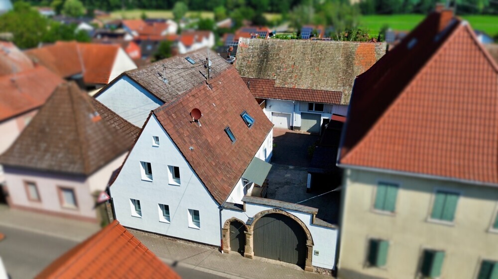 Haus- und Hofanwesen mit zwei Wohnhäusern, großem Grundstück und vielseitigen Nutzungsmöglichkeiten