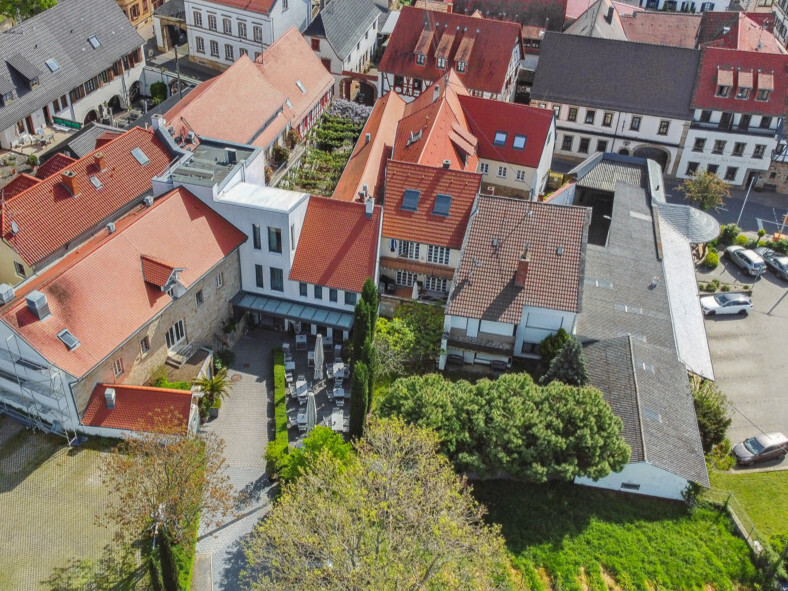 Hotel- und Gastronomieanwesen mit vielfältigen Nutzungsoptionen in schönster Weinstraßenlage
