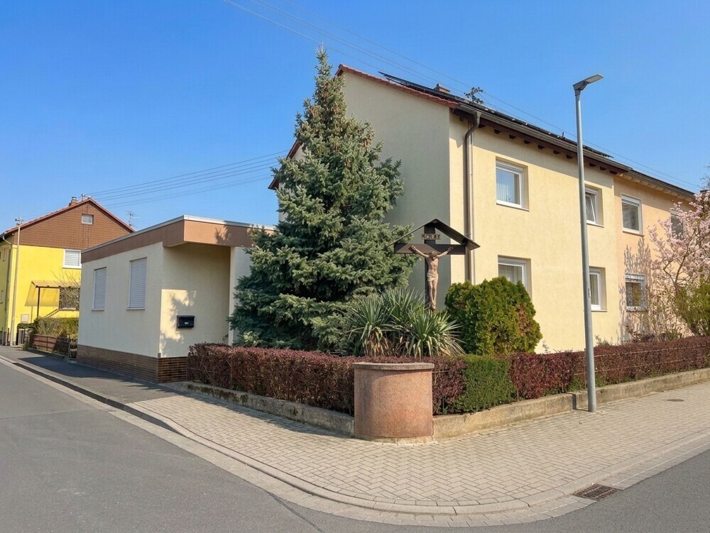 Attraktive Doppelhaushälfte mit Einliegerwohnung und guter Energieeffizienz