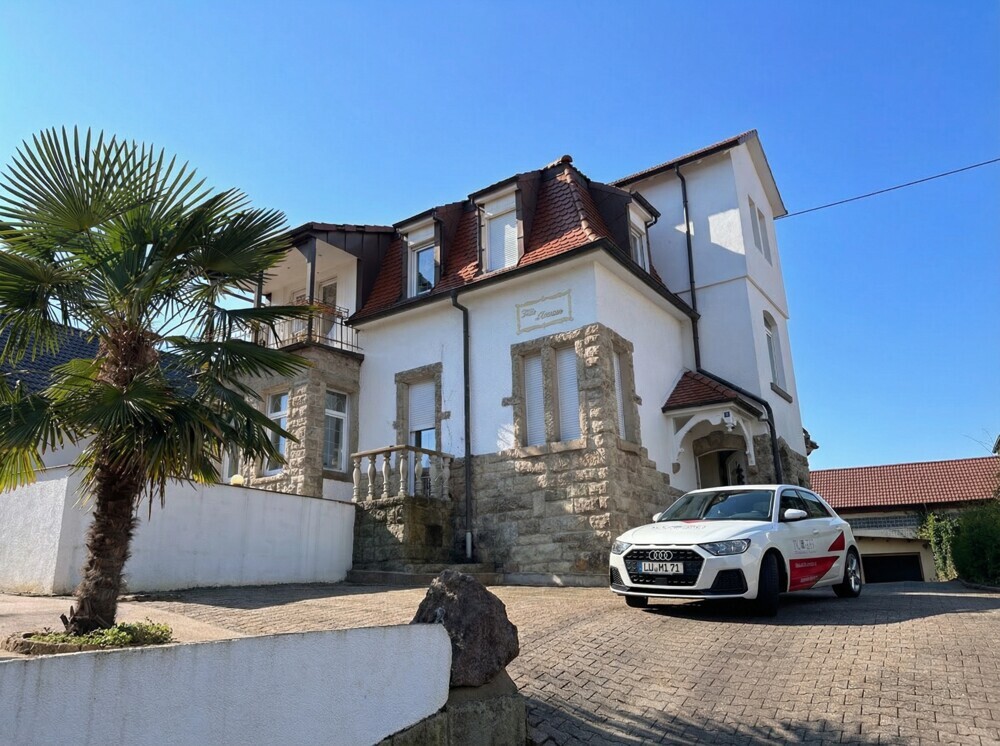 Repräsentative Villa mit vielseitigen Entwicklungsmöglichkeiten