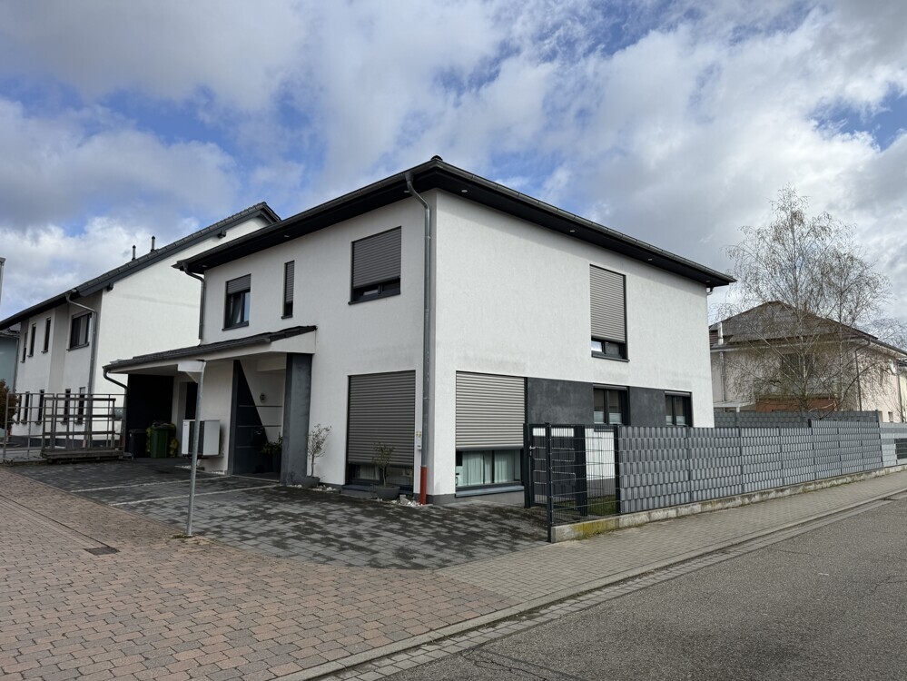 Modernes Einfamilienhaus mit ELW, Garage und großem Gestaltungspotenzial in Lingenfeld